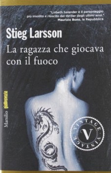 ragazza che giocava con il fuoco